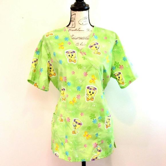 Baby Looney Tunes Tweety Bird Nurse Scrub Top Sz M Green Yellow Dental Vet Tech - Picture 1 of 6